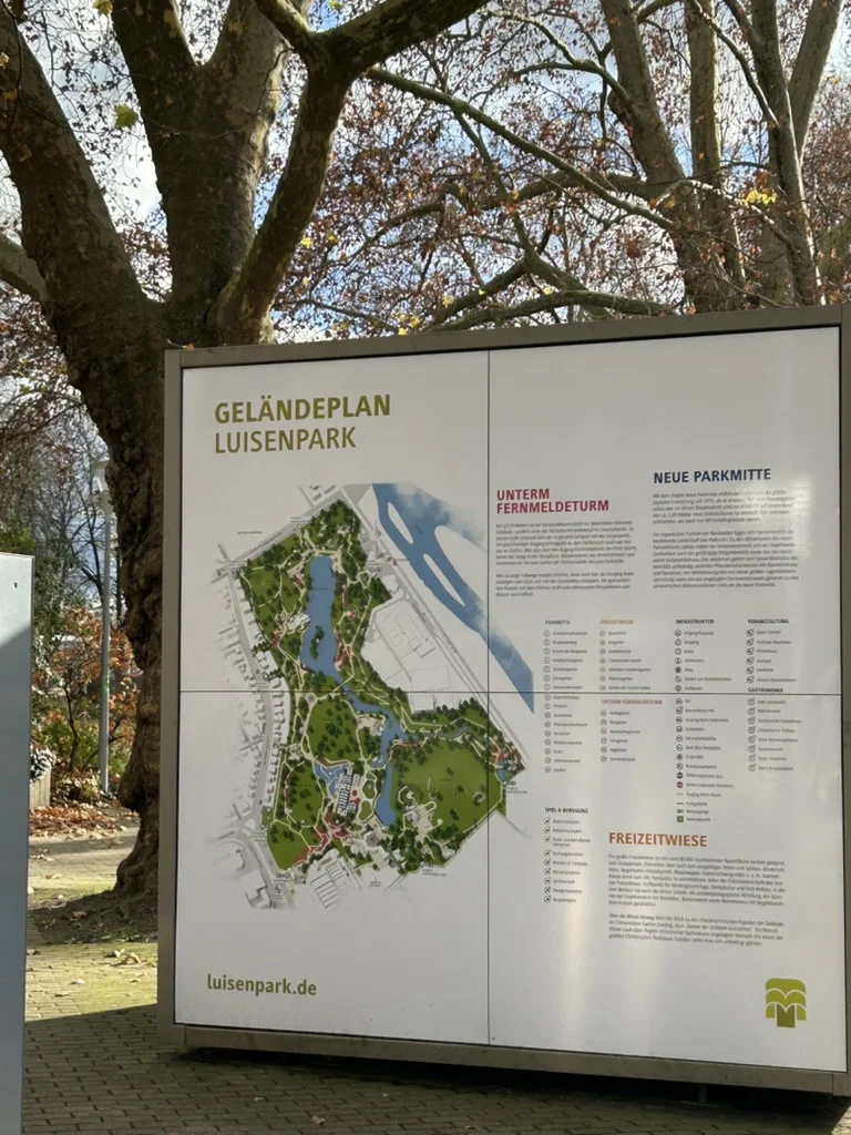 Geländeplan im Park als Ausgangspunkt fuer eine digitale Route
