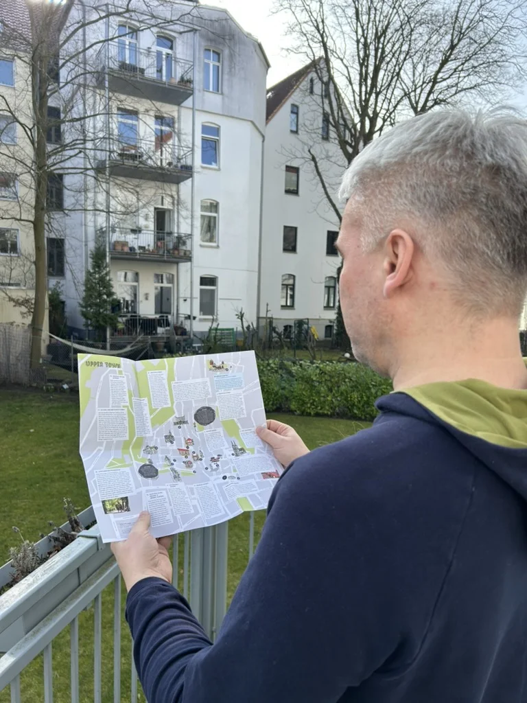 Person prueft eine Papierkarte als konkrete Startlage fuer einen Pilot-Rundgang