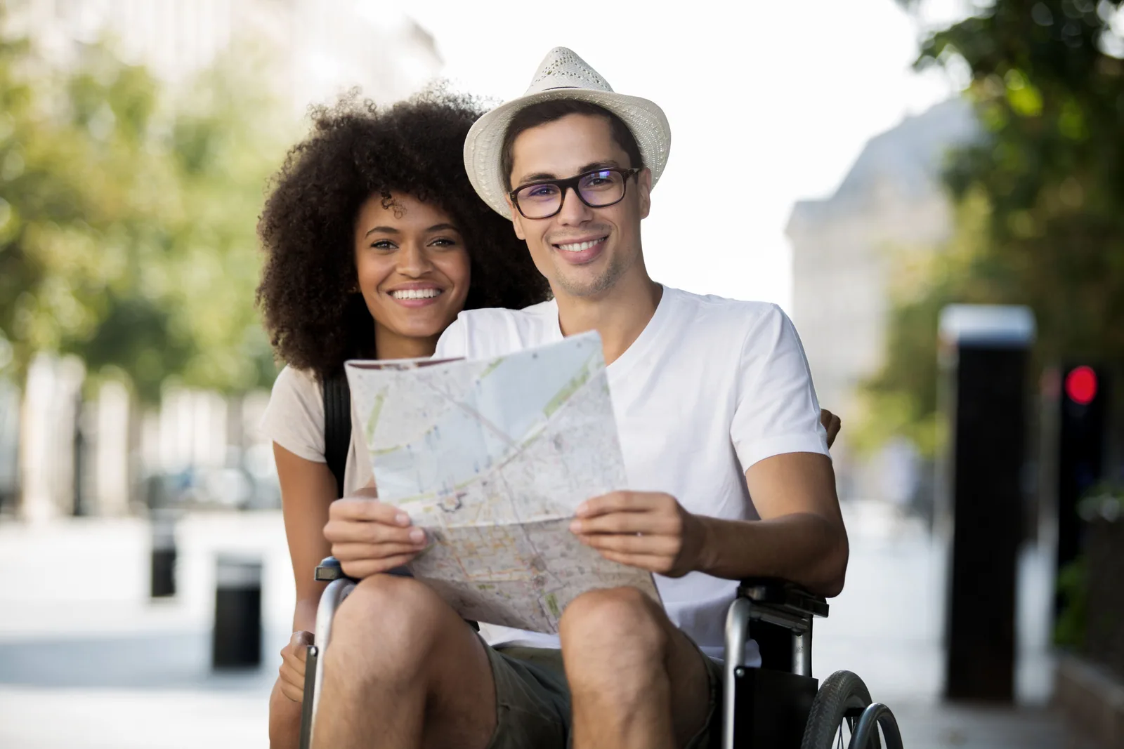 Paar orientiert sich gemeinsam mit einem Stadtplan