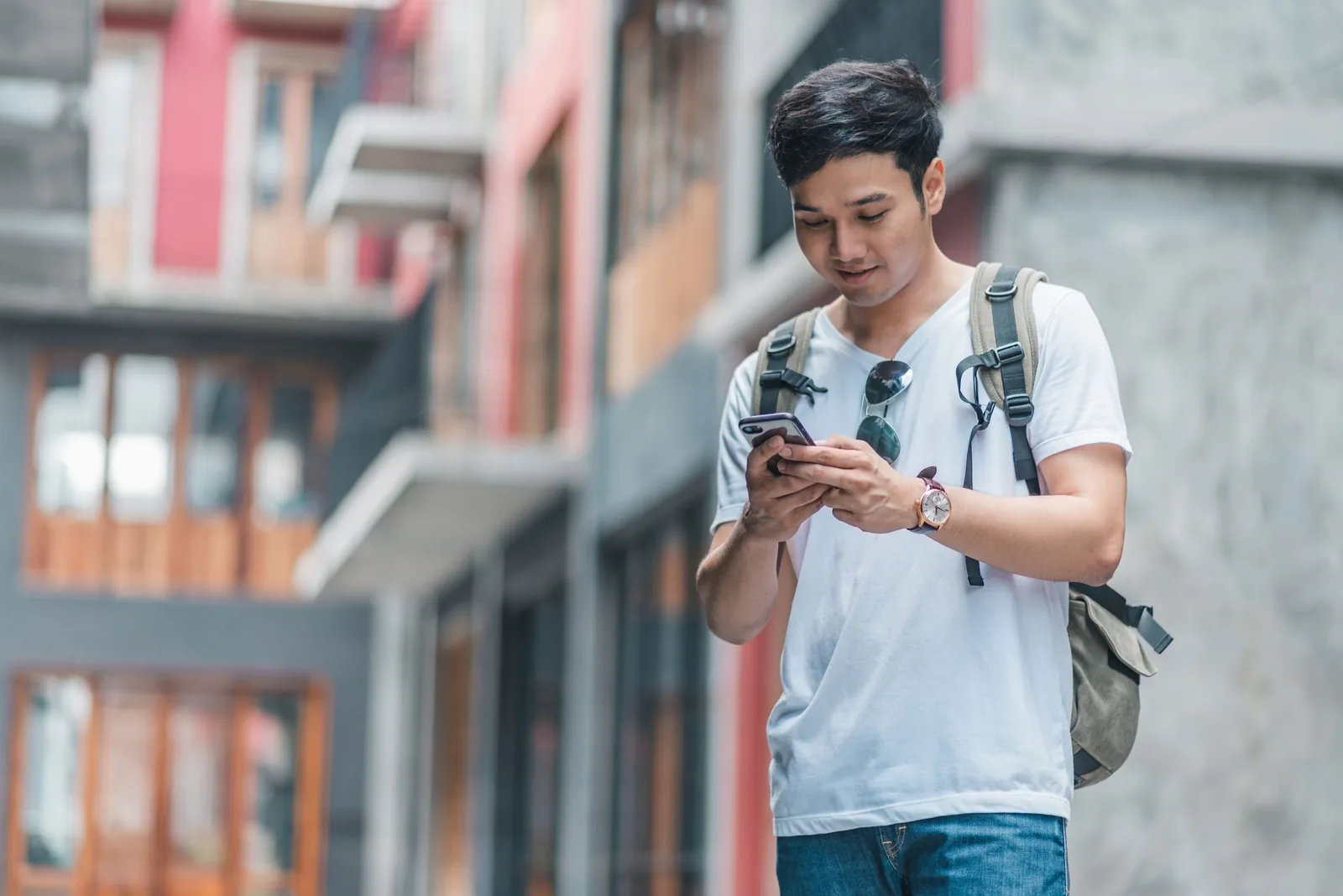 Reisende richtet ihren Blick mit dem Smartphone auf einen Ort