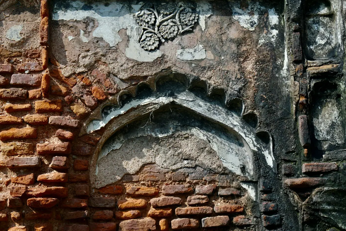 Historisches Detail in einer Backsteinfassade