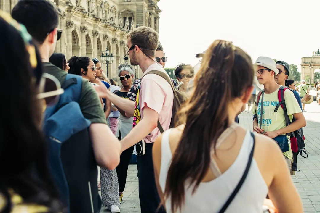 Person nutzt ein Smartphone im Stadtraum
