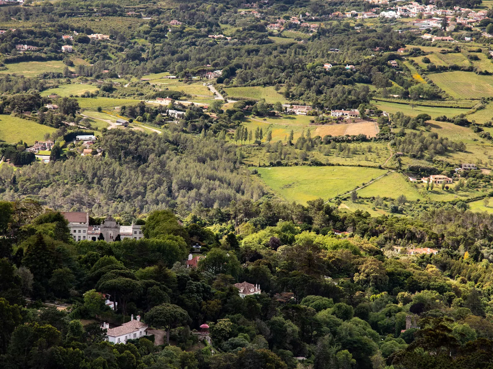 Hügelige Landschaft mit Wanderweg