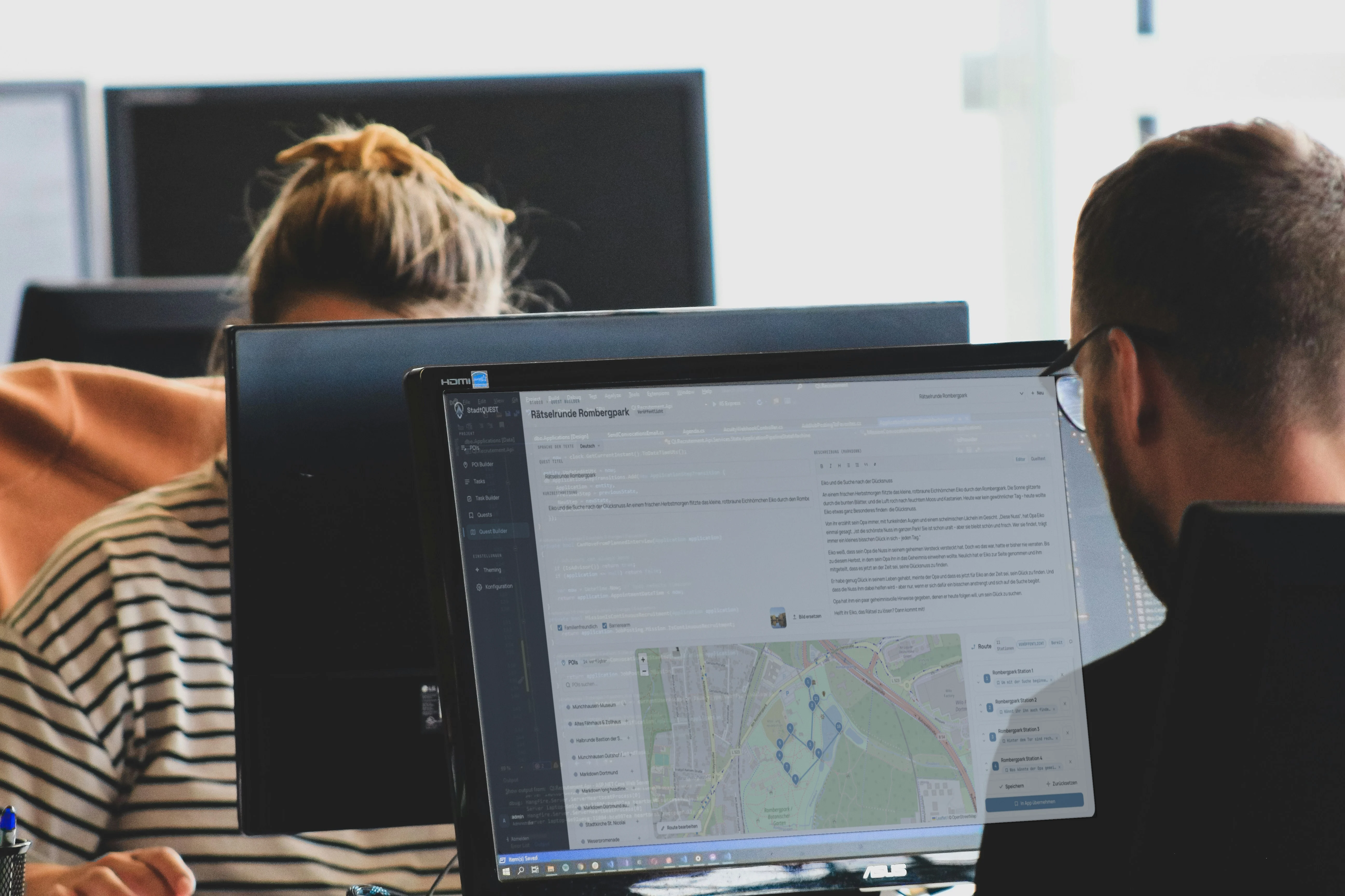 Person arbeitet am StadtQUEST Studio auf einem Desktop-Monitor