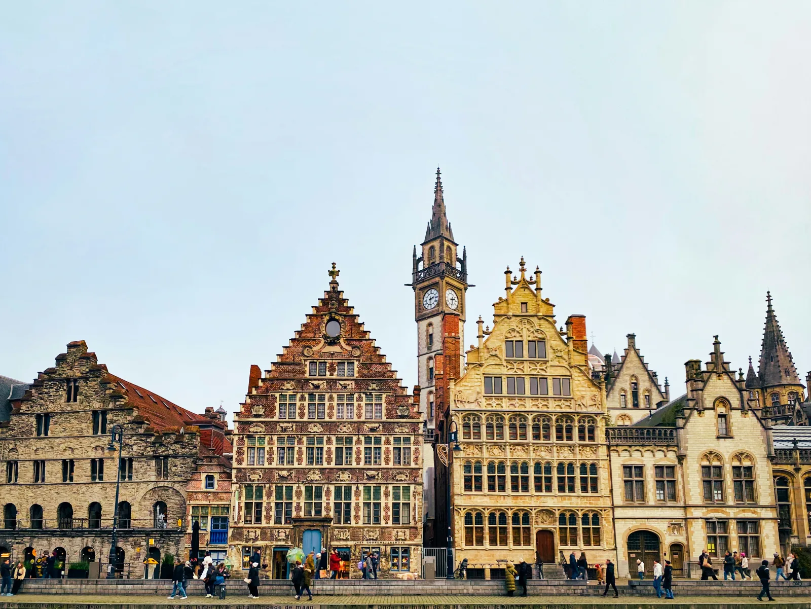 Historische Häuserzeile in Gent mit Besuchern am Wasser