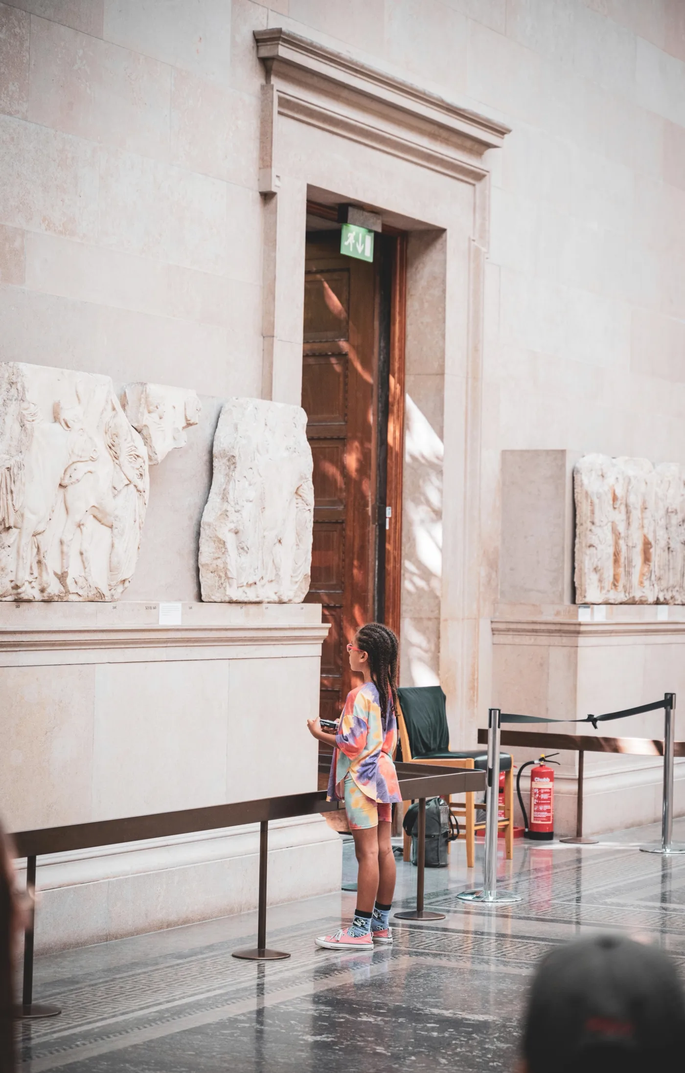 Kind betrachtet aufmerksam ein Exponat im Museum